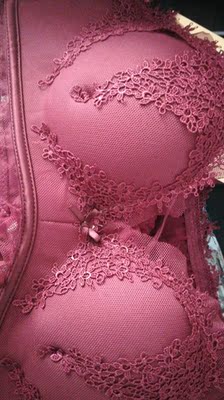 还行，色差不太大，挺喜欢的，不知道掉色吗，到时候追评吧，同事看见了也买了一个，上新品在来看看