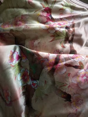 这个快递简直了！！前天下午下单第二天上午就到了！！真快，我都没反应过来~稍微有点暗没那么粉，但是显得质感更好~穿起来很服帖，超级舒服~赞赞~谢谢店家送的小东西我很喜欢虽然那条丝巾丑~~(♡˙︶˙♡)