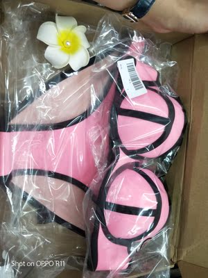 没有模特穿着好看，尺寸正好，收到泳衣以为穿着会大，没想到特别合身