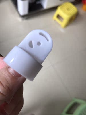 才用了10天这个阀门上的小片片就掉，掉了就没用的，这小片又是透明的掉了都看不见，客服说是很容易掉的，每次要卸下来洗，装的时候又不能太紧，不然奶就不好吸了，那这个质量也太不靠谱了吧！还这么贵。这个旧的朋友都用了一年都完好