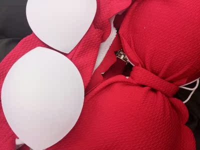 感觉还可以,不知道游泳的话穿起来效果如何,期待。有送小鸡蛋花,我最喜欢的话,对于小胸也还友好。 感觉还可以,不知道游泳的话穿起来效果如何,期待。有送小鸡蛋花,我最喜欢的话,对于小胸也还友好。