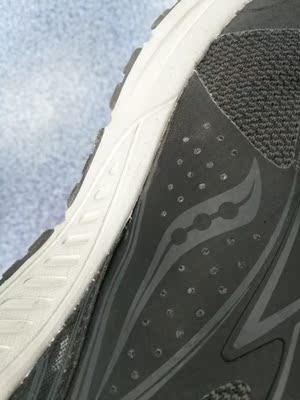 舒服，一般。 而且只穿了一个星期就开胶了。物流还行。