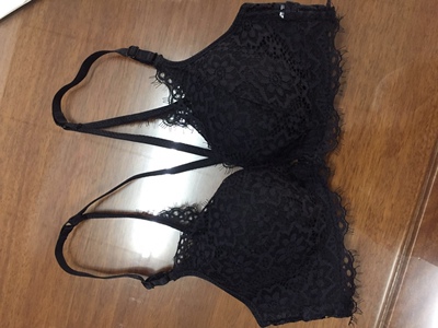 超级喜欢，内裤还有点小性感，码子也特别合适，棒棒哒。手感很好，用料不错，杯型也很合理舒服，没有束缚感，最最重要的是像我这种小胸的人也能穿出沟沟，聚拢效果很好，后面美背很好配漏背衣服，款式和颜色如商家描述的一样，下水洗了也不掉色，不变形，这样的价格买到这样的内衣真的值得，绝对继续大力支持！