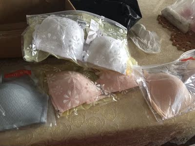 质量不错，软软的，正好适合价格便宜。买一送一还是很划算的，经济条件有限买这个就很好啦。主要物有所值，比商场100多的也不差什么呢。