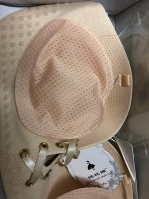 内衣收到咯！摸上去质量不错，款式也好好看。前面还带子可以调节，试了下聚拢效果不错，粘性也特别好，汗哒哒的都没掉！棒棒的