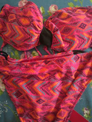 色差非常大，没有型，上衣只有一小条，布料没有模特那么大，不适合大胸，盖不上。