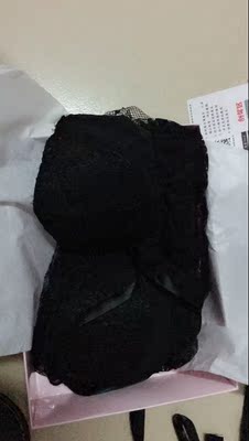 宝贝跟描述一样！蕾丝是比较柔软亲肤的 之前还一直担心会扎肉，出乎意料的好！超性感，而且肩带是可以调的，很好，还聚拢！包装高大上，而且是秘密发货的，谢谢卖家送的礼物！保证了消费者的隐私！祝卖家生意兴隆！