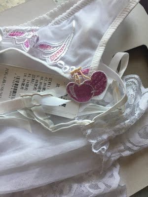 吊袜带质量还不错，丝袜质量不太好，一打开就发现了一处勾丝，丝袜有一股塑料的味道，这个价格有点高了，勉强好评吧