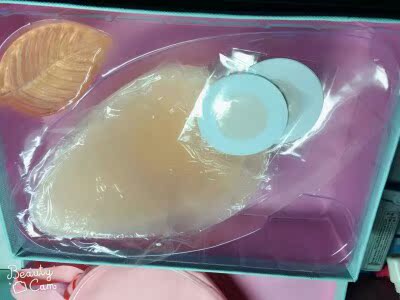 质量不错，胸贴摸着感觉光滑。拿在手里都不会感觉到什么重量，第一次买硅胶的胸贴，我皮肤算是敏感的。这款胸贴黏贴在身上一下子就能适应。贴的时间蛮长都没不舒服。说明不会刺激影响到我的皮肤，很粘.第一次贴太低了，有点生气了 打电话说了客服半天，客服一直在听我说，教我怎么贴，原来是我自己 贴太低了，按照说的我了重新贴了，后面就非常紧。也没有出现开什么的。又燃起了我购物的欲望，怎么办怎么办