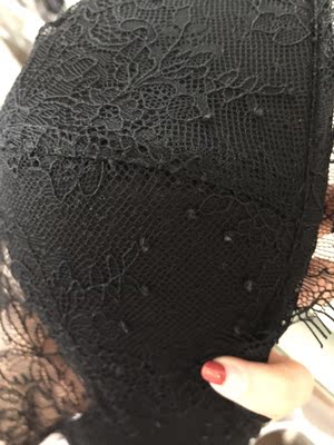 先说衣服本身吧：才穿了两次就起球 蕾丝质量堪忧！ 再来说说服务吧：这件衣服退换了两次。一次是因为穿上以后蕾丝两边一高一低特别明显，一边能遮住，一边根本就遮不住。另一次是因为蕾丝侧面有一个缺口。对于两次的质量问题，客服给的解释是蕾丝本身是不规则的，有线头解决不了。我也知道蕾丝有不规则，但是很明显一边都遮不住，那可不是不规则的问题吧。而且明显有一个缺口，客服跟我说这是出现线头问题，没法解决。最后因为我着急穿，两次都有质量问题，想让他们寄顺丰，结果还说要我自己付运费，他们寄圆通，一件衣服到了要5、6天。更让我无语的是，我申请退货，因为他们没有查到物流信息，问都不问，就直接给我拒绝退货了，也没有事先问问我为什么没有物流信息，拒绝了以后还是我看到拒绝，主动和他们联系的。 所以不管从衣服质量还是客服的服务态度，都让人非常不满意！这次的购物真的非常糟心！