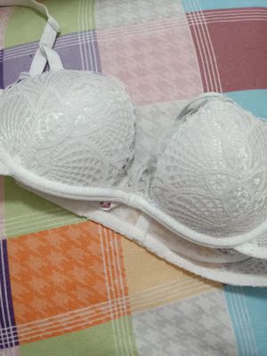 看到八月新品毫不犹豫就拍了果然没失望，样子很小巧，上面的蕾丝花纹很好看，夏天穿也一点都不闷，这个价格买到很合适了。