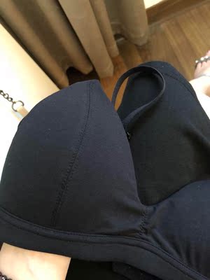 真的太舒服了，这一款还有些轻微聚拢，穿着也性感，比那个三角杯的更喜欢一些。上身图就不拍了，给各位姐妹们拍了几张实物图以供参考。零束缚轻微聚拢，做工也不错，强烈推荐