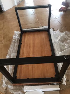 很满意,定做加宽的桌子。桌板特别厚,质量超好。颜色基本没有色差,安装简单,就是没有电动拧螺丝的工具,用手拧真的需要大力气。 很满意,定做加宽的桌子。桌板特别厚,质量超好。颜色基本没有色差,安装简单,就是没有电动拧螺丝的工具,用手拧真的需要大力气。