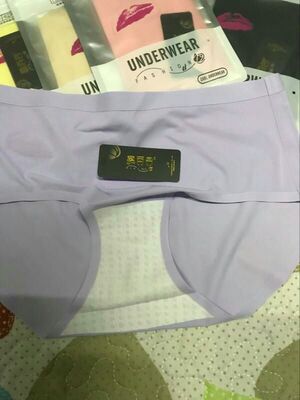 好开心！朋友都说我买的很划算~~其实当时这个价格能买到，我也没抱很大的希望的，但是收到时候却发现质量出乎意料的好，每条看着感觉都很好呢。无痕的质感特别好，价美物廉，面料轻薄，无痕设计夏天穿着裙子裤子不会那么尴尬，谢谢！说实在，这是我淘宝购物来让我最满意的一次购物。无论是客服的态度还是对物品，我都非常满意的。客服态度很专业热情，有问必答，回复也很快，我问了不少问题，他都不觉得烦，都会认真回答我，这点我向掌柜表示由衷的敬意，这样的好掌柜可不多。再说宝贝，正是我需要的，收到的时候包装完整，每一条都是独立的袋子装的，很小巧，设计比较用心，安全卫生高大上，打开袋子后让我惊喜的是，宝贝比我想象中的还要好！不错，有优惠券下单还便宜了，质量挺好的，也有弹性，非常满意，洗了后感觉手感比没洗之前更赞，软软的很好呢，透气性很好，适合夏天穿，买贴身穿的内裤，没让我失望，内裤和图片一样的，也没有色差呢。