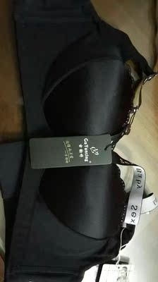 质量非常好，摸着很舒服，跟图片一模一样，无钢圈的穿着很舒服，本人也比较喜欢这样的内衣，款式耐看漂亮，颜色也是我喜欢的，值得推荐哦，舒服又无痕迹 摸着很薄很舒服 薄薄的姐妹们买内衣可以考虑一下这家哦！洗了不掉色不变形，质量特别好，穿了也不勒，内衣弹性也很好，也很满意，真心不错