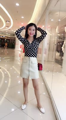 百搭的波点,很喜欢。特别显瘦,V领设计很好,闲的脖子长,适合上班族的美女。 百搭的波点,很喜欢。特别显瘦,V领设计很好,闲的脖子长,适合上班族的美女。