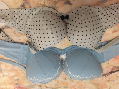 这家内衣比较甜美少女风的，以前还是上大学的时候在商场里买过，虽然已经不是少女了，还是可以买来愉悦一下自己，活动价很划算，穿着也挺舒适的。看包装才知道原来也是衣恋旗下的。这款内衣上的波点不是印的图案，是有突起的，但是不太明显，不会透出来