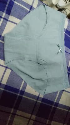 南极人家的内裤质量一如既往地好呀，快递也很快。这款内裤的颜色超级少女呀，特别喜欢，还有小蕾丝边，摸着也很舒服，而且还很轻薄，很适合夏天，值得入手哦