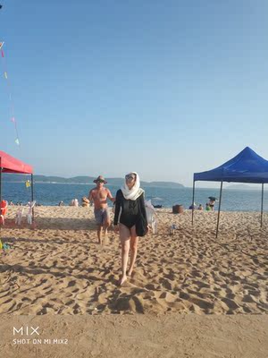 身高173,体重60kg，防晒真心好，不过漏出来的大腿，和屁股蛋晒的齐刷刷一条印儿，冲浪衣潜水服原来就有好几件，不过不得不说这件透气性最好，34&deg;在街走也不觉得热。反应是真心好。够没够那个评价要求的字数？够不够我也想不出来说什么了。就这样吧。