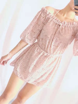 拍下很快就收到了，特别可爱的一身泳衣，三件套很适合微胖的女生，胸垫很厚显身材哦～纱料特别软，期待穿它去泳池啊～