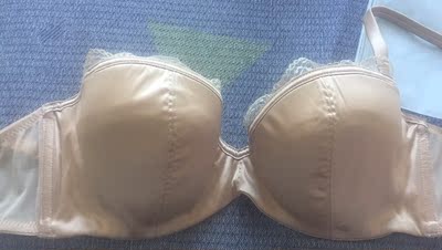 面料摸着挺舒服的，做工也不错，媳妇穿着很好看，以后还会光顾。