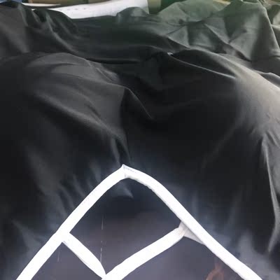 泳衣领子是歪的，客服说没看出来！那就收货喽一件泳衣也无所谓！让我退换货，没那闲工夫！