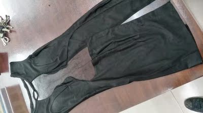 衣服很性感，穿上很有感觉！衣服面料很好！