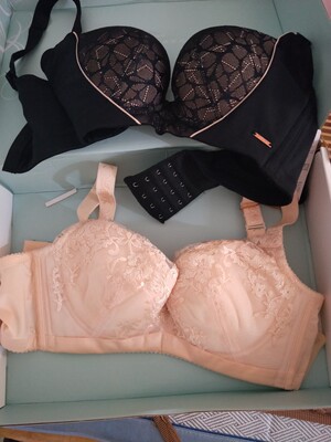 比实体店便宜很多，而且质量非常好！上身效果也很好！