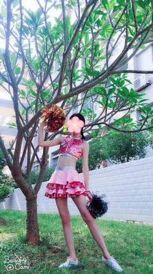 上身很闪，很好看，衣服比较小件，可以买大一码的