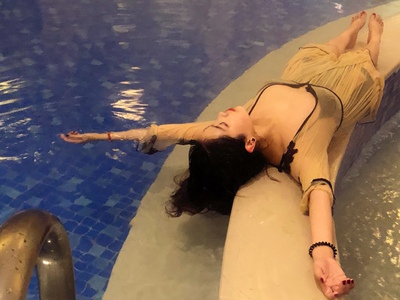 搭配了泳衣也很美