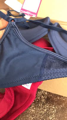 多次回购的宝贝了,首先卖家的发货速度快,一天的工夫就收到了,其次宝贝真的是特别棒,质量好颜色正穿着更是轻盈舒适,无任何束缚感又能有效的固定胸型,关键是肩带的设计特别漂亮,既好看又避免了肩带有可能滑落的尴尬局面,实在是大爱!还会继续支持的,五星好评是必须滴! 多次回购的宝贝了,首先卖家的发货速度快,一天的工夫就收到了,其次宝贝真的是特别棒,质量好颜色正穿着更是轻盈舒适,无任何束缚感又能有效的固定胸型,关键是肩带的设计特别漂亮,既好看又避免了肩带有可能滑落的尴尬局面,实在是大爱!还会继续支持的,五星好评是必须滴!