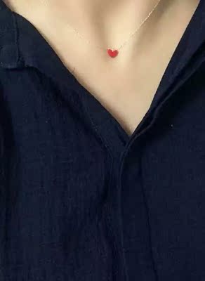 实物小红心真的真的真的好美腻，柔滑纯正的红心有特别精致的俏皮味道，却又在搭配的纤细金链中散发出优雅的气息。生活上班全百搭！