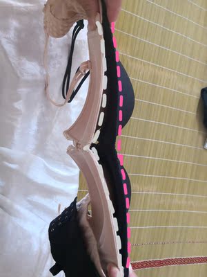 前后两单买了三件，这两件同款不同色都没穿过但都洗过，大小差异大家自己看吧，客服一会说看不出差异，一会说差异正常范围，反正穿bra这么多年，时常买同款不同色的，这种所谓的&ldquo;正常差异&rdquo;是第一次，怪自己手快收到先洗了～买个教训吧，希望对想买的朋友有帮助