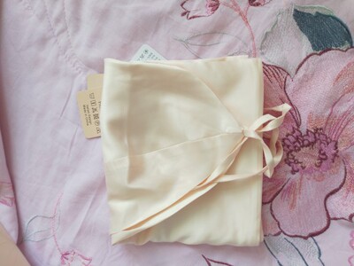 物流发货快点，收到后，布料滑滑洗后穿上也挺舒服，做工也精细。