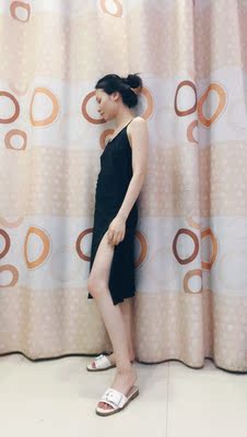 冰丝面料的，很凉快，最怕热了，睡觉就要穿舒服点，在内衣店，这种料子的都很贵，款式也简单大方，我超爱这个颜色显白，打算穿出去玩.