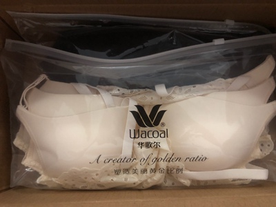 穿上刚刚好,非常贴身,不聚拢,很舒适,后背估计会松,图个舒服。 穿上刚刚好,非常贴身,不聚拢,很舒适,后背估计会松,图个舒服。