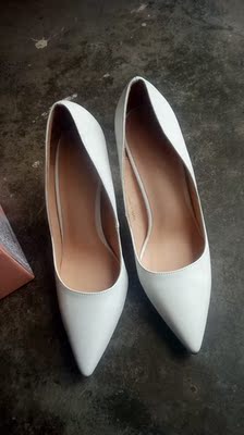 鞋子很漂亮,店家还贴心得送了前掌垫和足跟贴,盒里的香包味道不错 鞋子很漂亮,店家还贴心得送了前掌垫和足跟贴,盒里的香包味道不错