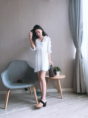 客服耐心的解释疑问后果断下单，发货及时物流也快，很快收到货，果真是雪纺仙款，上半身好多小花朵飘舞风中，手感很柔软 V领口底部重叠较多，领边也拉的比较紧，还送了同色的裹胸，完全没有走光的担心，赞一个；腰部皮筋收腰修身显瘦效果好； 裙摆挺长、而且前面都是双层，试穿了不透哦，想去海边了，其实平时逛街穿也很合适哦