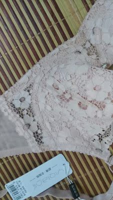 还行，穿惯调半整型内衣，觉得这款有点收不住背后的肉，不过做工精细，穿起来适应了也还行，包装挺好看