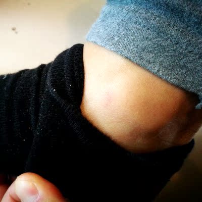 总体还是不错,右脚内脚踝处非常硌脚,这个不是磨合的问题,是细节处的设计缺陷,因为图中皮革连接处很容易竖起来硌脚 总体还是不错,右脚内脚踝处非常硌脚,这个不是磨合的问题,是细节处的设计缺陷,因为图中皮革连接处很容易竖起来硌脚