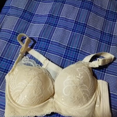 衣衣收到，迫不及待试穿了一下舒服，也好穿和我之前在实体店买的一样，之前还担心穿上会往上爬不好穿，看来我的担心是多于的，我又拍了两件昨天收到了，以后的衣衣认准夏娃之秀，喜欢的mm赶快下手哦夏娃之秀内衣真的很好穿质量好，好，好重要的事说三次