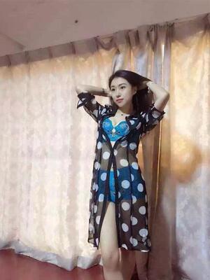 绿色刚好没货换成蓝色的，很喜欢，挑了好久选的这家，老板非常耐心，有问必答，帮忙选的尺码也很准，主要是聚拢特别好，是我一直想要的，感觉以后我的内衣被他们家承包了的赶脚，这款颜值真的挺高，内裤本来是凑着买的，没想到也挺惊喜，料子很舒服，希望以后多多优惠，祝生意兴隆哦O(&cap;_&cap;)O 好久没写这么多字了*^O^*