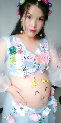 很漂亮的三套衣服，而且租金便宜，在家照还方便