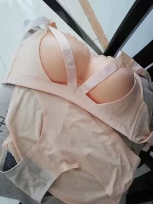 特别的舒服，一点也不勒。本来怕紧的，可穿上一点也不紧，我只是报着试试看的想法买的，没想到这么舒服，穿了好像没穿一样。面料柔软丝滑，手感超好。穿着很舒服，真的很舒很贴身，比起以前买的其他内衣，你家内衣我觉得超值，布料做工细节各方面都秒杀了我以前的内衣，比某些大牌内衣好穿多了。。洗过之后没变形也没褪色。我准备再买两个，我也把链接发给了其他的好友，让她们也来买。面料滑而柔软，弹性好，贴身穿舒服。和图片一样的，没有色差，穿着透气没有束缚感。