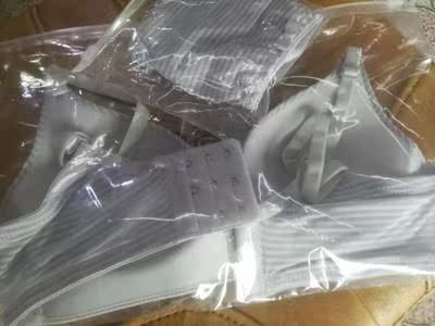 给女儿买了一套胸罩，孩子上大学了，喜欢美了，而且这颜色也不错，孩子穿的也合适，大学宿舍里的孩子都喜欢。。宝贝质量还不错 这种面料摸起挺好 像这样的款式四季都能穿 也感谢店家的推荐内衣拿到了，摸着很柔软，穿着一定舒服，喜欢这种无痕的，穿薄衣服也不会很明显质量很好，面料手感不错，穿着非常舒服，号码也正，很合适，洗了一下不掉色，真的不错，很满意