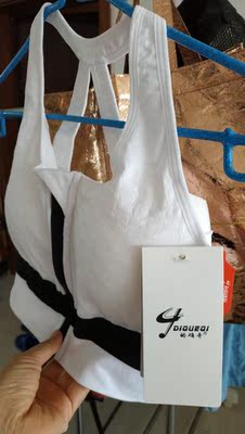 面料做工都不错!正是我想要的!缺点就是胸垫太硬! 面料做工都不错!正是我想要的!缺点就是胸垫太硬!