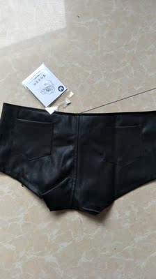 收到货拆开看，跟本和模特的不一样，不怎么好皮革没光泽，没弹性现在的广告也差别太大了。不打算退了钱不多