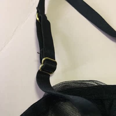 质量不行，那层薄纱还抽丝，木耳边是比较硬的材质，最关键的是，内衣左右还不对称，还有很多线头&hellip;&hellip;那个夹扣本以为是金属的，仔细一看原来是塑料刷了一层金色的漆，本以为买贵点的东西，质量能好点，想不到还是这种质量不过关的东西，算了，就当买个款式吧&hellip;&hellip;不会再买第二次了&hellip;&hellip;忘了说了，九十多块钱买的，还买了别的配件，一共花了170，还不如买地摊货呢&hellip;&hellip;