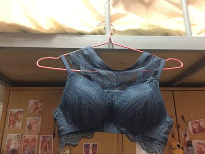 内衣颜值太高啦！而且蓝色显白！感谢店家之前一直没有蓝色存货，但还是尽快帮我发货。之前买了南瓜色的内衣，迫不及待来这家买这件啦！