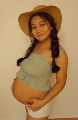 找了好几家找到亲这家  果然没有挑错  售前好耐心 快递又快 衣服又好又新又漂亮 棒棒哒 因为懒跑几次影楼 所以决定自己一脚踢 等大宝睡着后 自己化妆自己瞎拍自己修 想拍几张就几张 爱摆什么表情什么姿势都可以 太方便了！！！而且店家一收到衣服马上就联系我退定金 太好服务 太讲信用了 祝店家生意兴隆 ！！！！！棒棒哒